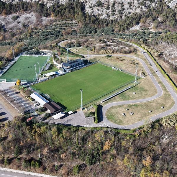 Campo sportivo Oltra a Dro realizzazione palazzina servizi